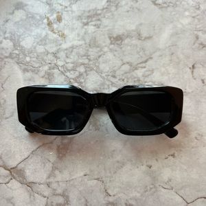 Trendy black rectangular sunglasses with thick frame